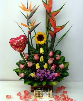 Arreglo Floral con Chocolates y globo