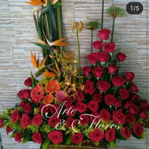 Arreglo floral con rosas rojas