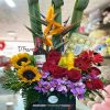 Arreglo floral con vino y chocolates Cali