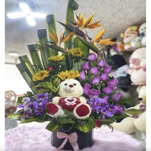 Arreglo floral con peluche cali