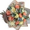 Bouquet hermoso de rosas y eucalipto