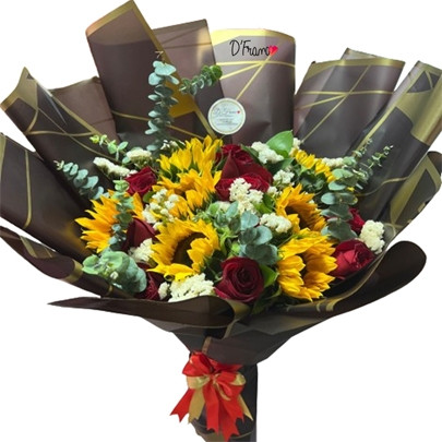 Hermoso bouquet de rosas y girasoles