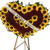 Corona funebre de girasoles y rosas rojas
