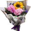 Ramo de girasol y hortensias rosas con eucalipto en papel de regalo gris de Arte y Flores Cali