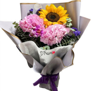 Ramo de girasol y hortensias rosas con eucalipto en papel de regalo gris de Arte y Flores Cali