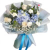Ramo de flores azul y blanco con hortensias y rosas blancas para regalo.