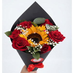 Ramo de rosas rojas con girasol envuelto en cono negro de papel elegante en Cali